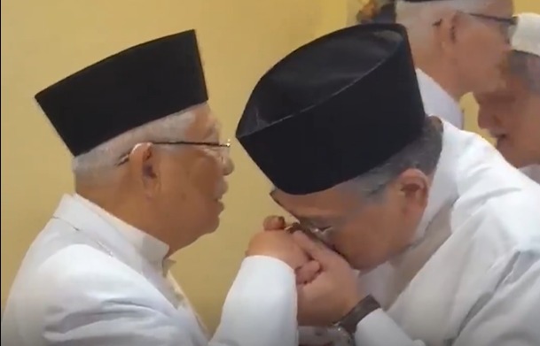 Ketua Umum PBNU KH Yahya Cholil Staquf alias Gus Yahya bersalaman dengan Mustasyar PBNU K.H. Ma'ruf Amin saat menghadiri Rapat Konsultasi Syuriyah bersama para Mustasyar di Pondok Pesantren Lirboyo, Kediri, Jawa Timur, Kamis (25/12). (Dok. Media Ponpes Lirboyo)